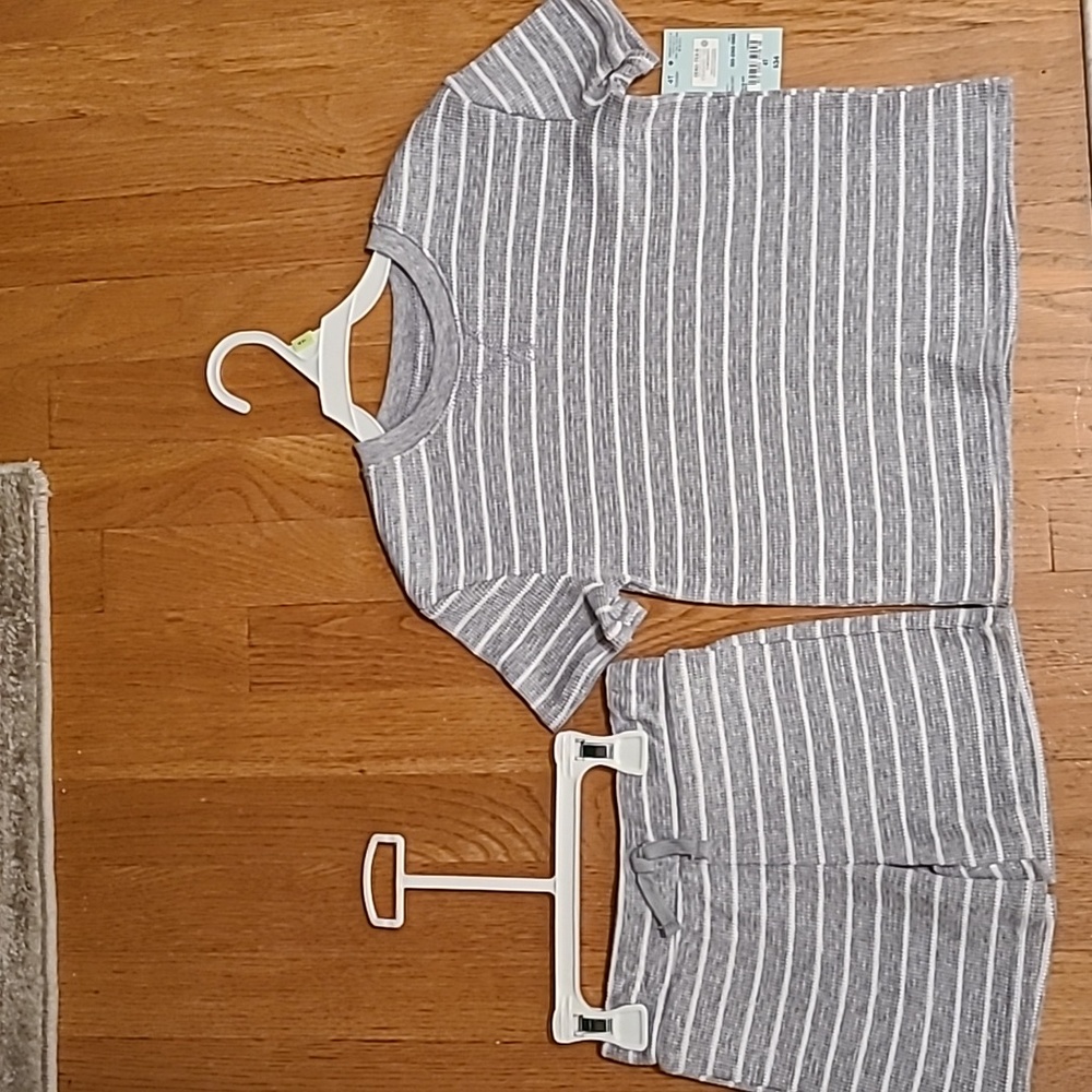 OKIE DOKIE BRAND TODDLER GIRLS GRAY STRIPED SET TOP AND MATCHING SHORTS SIZE 4T